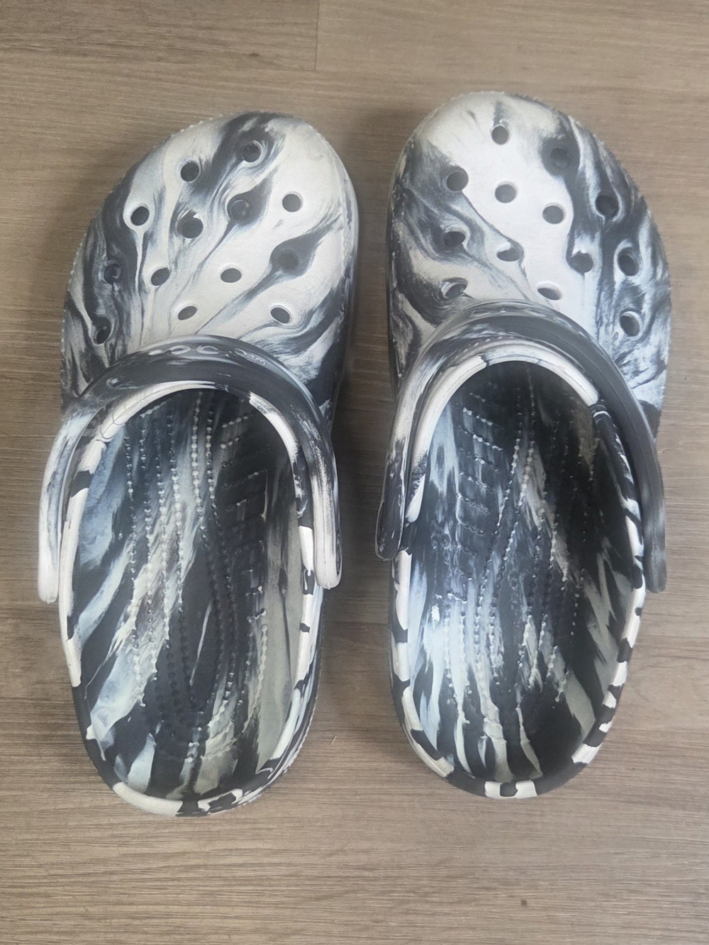 CROCS  Marbled Black & White Clog Sandals M6 W8 Bin Z